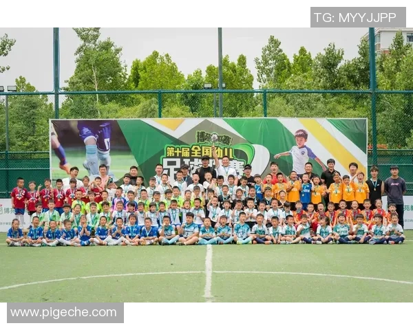 在绿茵场上挥洒汗水与激情踢足球地的快乐与成长之旅